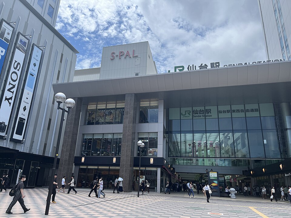 JR仙台駅東口・S-PAL仙台の実際の外観。「JR仙台駅」の駅名サインと自由通路入口が見える駅前広場（ミント仙台へ徒歩1分）