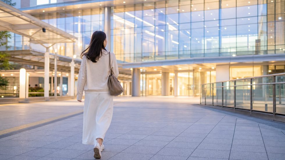 授業後に仙台駅方面へ歩く女性のイメージ