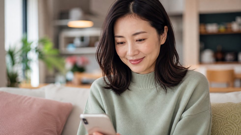 日払い振込をスマートフォンで確認するイメージ（チャットレディの収入）