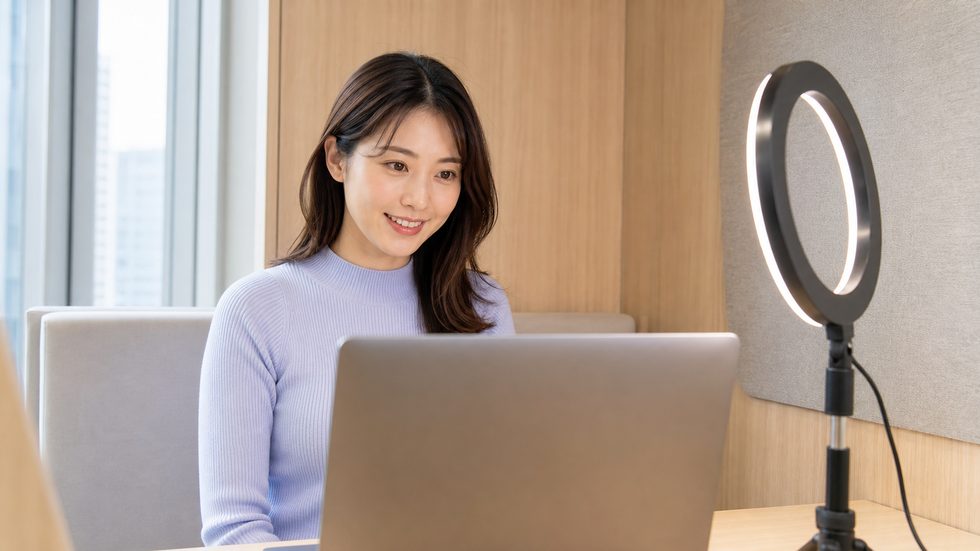チャットレディが個室でリングライトとパソコンを使って接客中のイメージ