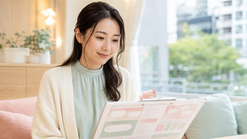 FEEDBACK SHEETを読む女性(会話の引用と改善点が書かれたシート)