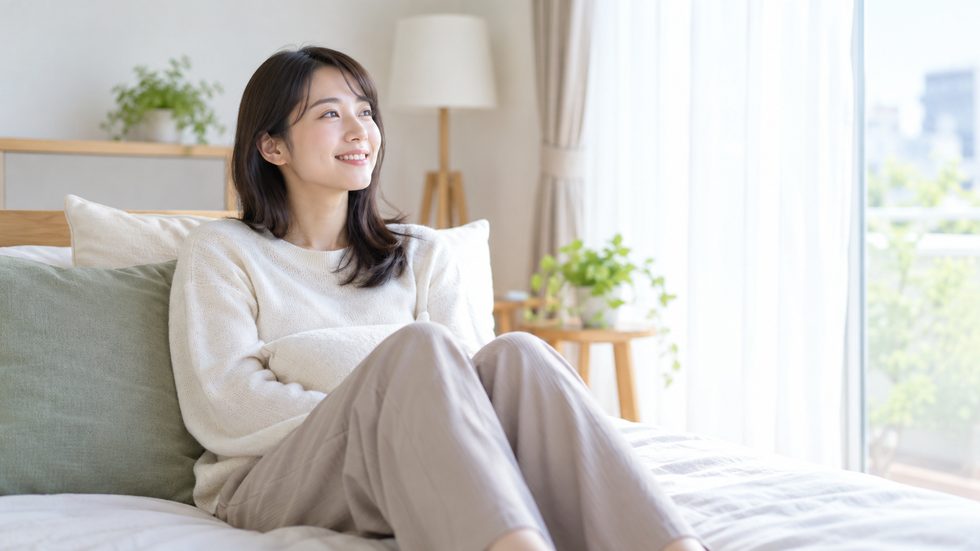 宿泊設備の部屋で休憩する様子(出稼ぎ型の働き方)