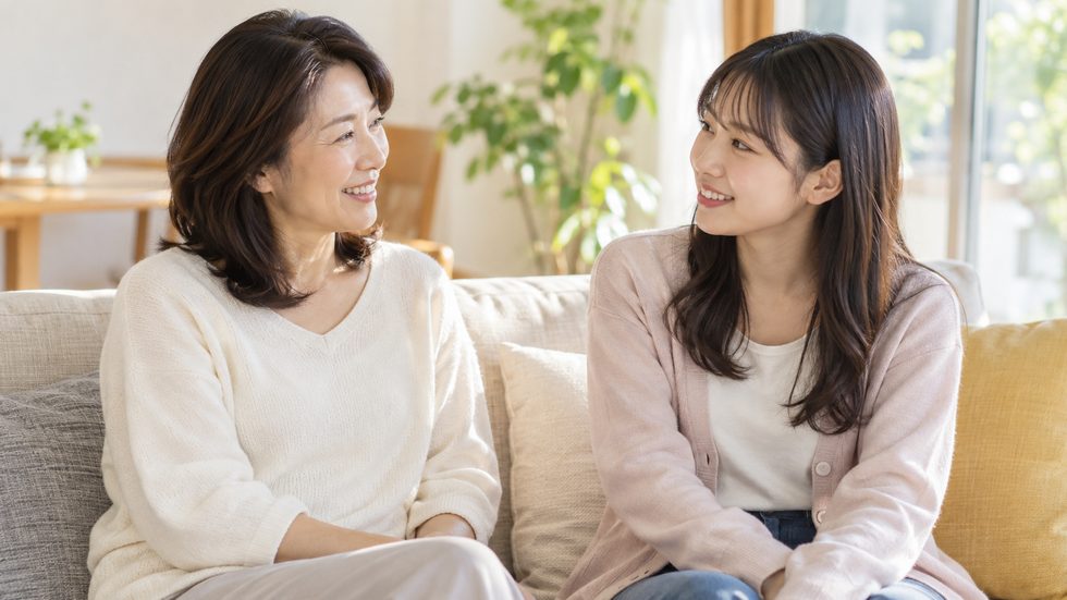 親子で扶養について話し合う様子(実家のリビング)