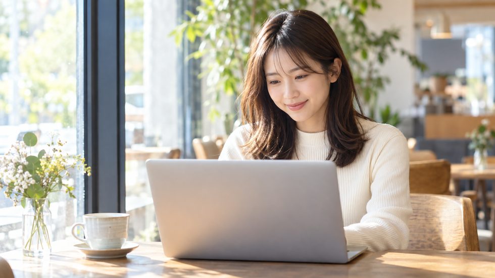 フリーターが昼間の空き時間にカフェで働いている様子