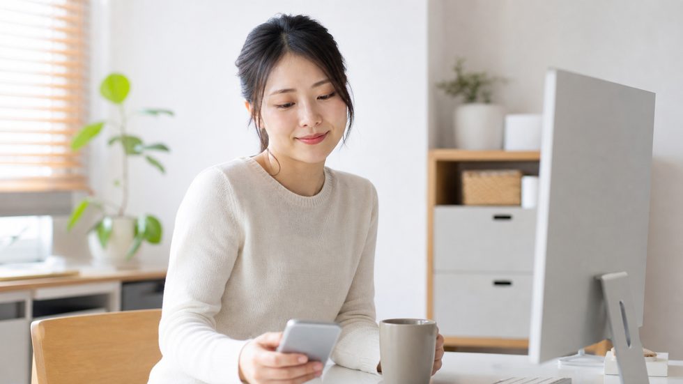 チャットレディの休憩時間（個室でコーヒーを飲みながらスマホを見る女性）