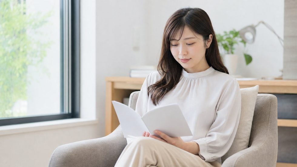 状況別マニュアルを活用する女性