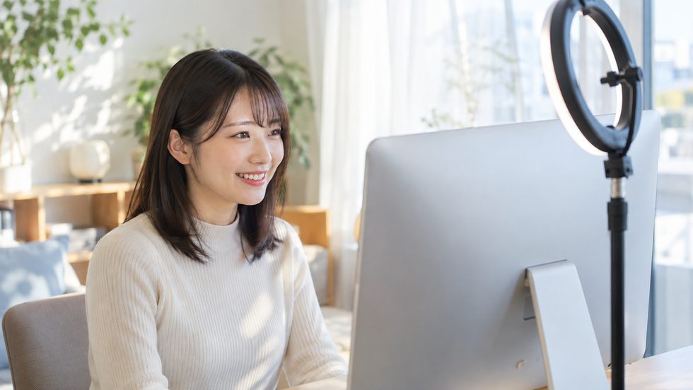 稼働中の手元（リングライト・PC画面・接客の様子）