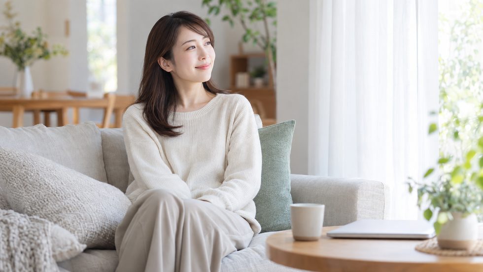 学生や主婦が自宅でリラックスする様子（働き方の自由度）