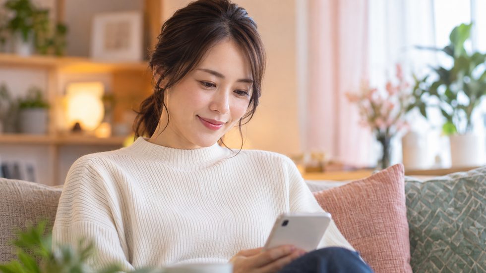 配偶者控除と年末調整のよくある質問を読む女性