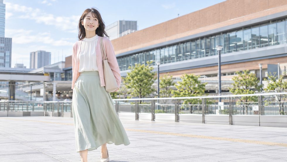 仙台駅前を歩く女性のイメージ
