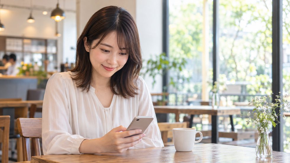 勤務の合間にスマホから応募の相談をする女性のイメージ